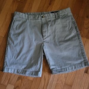 Vineyard Vines sage green mens shorts size 38